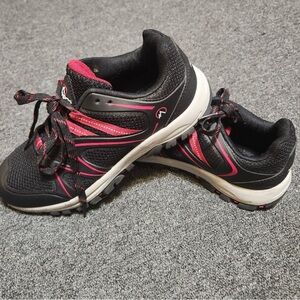 NEVADOS Youth Estes Low Hiking Shoe Red/Burgundy & Black Size 5 Hiking Shoes